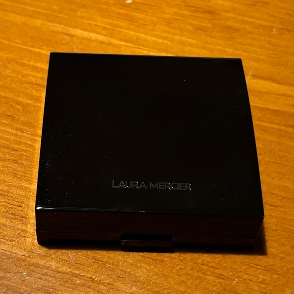 Laura Mercier Matte Radiance Baked Powder Compact Bronzer - Picture 4 of 13